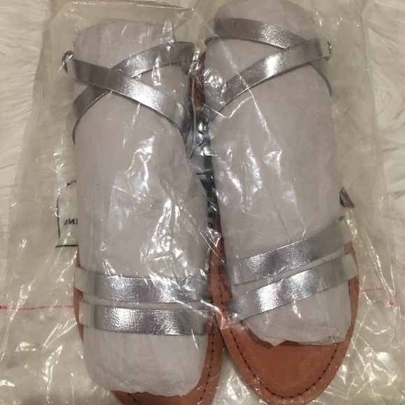 NWT Urban Outfitters Silver Wrap Sandal Size 8 - Picture 4 of 6